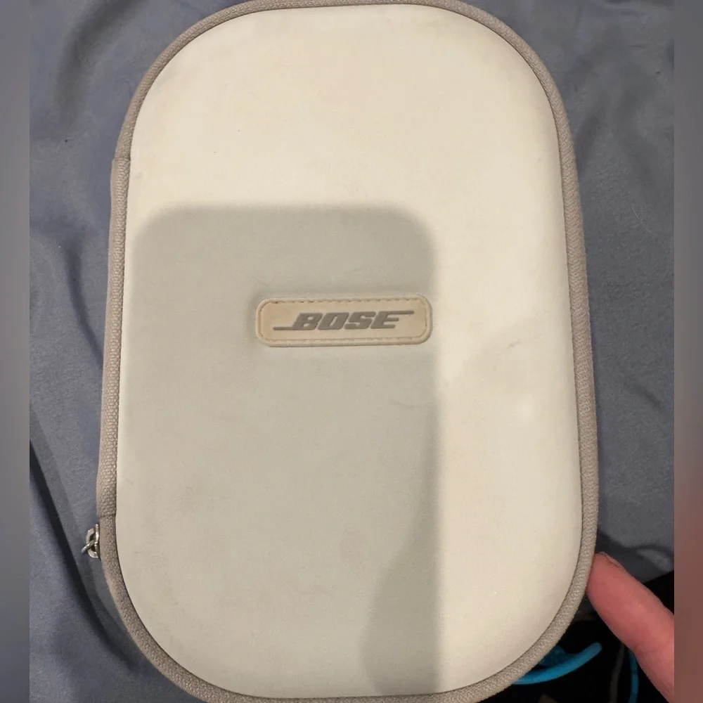 Bose Silver and White Over-Ear Headphones - Picture 6 of 6